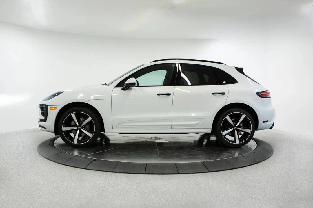 2023 Porsche Macan - Image 2 of 5