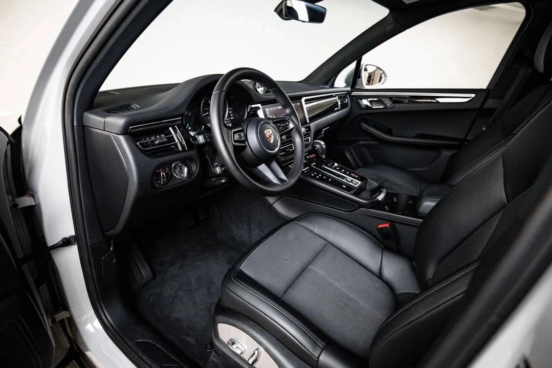 2023 Porsche Macan - Image 4 of 5