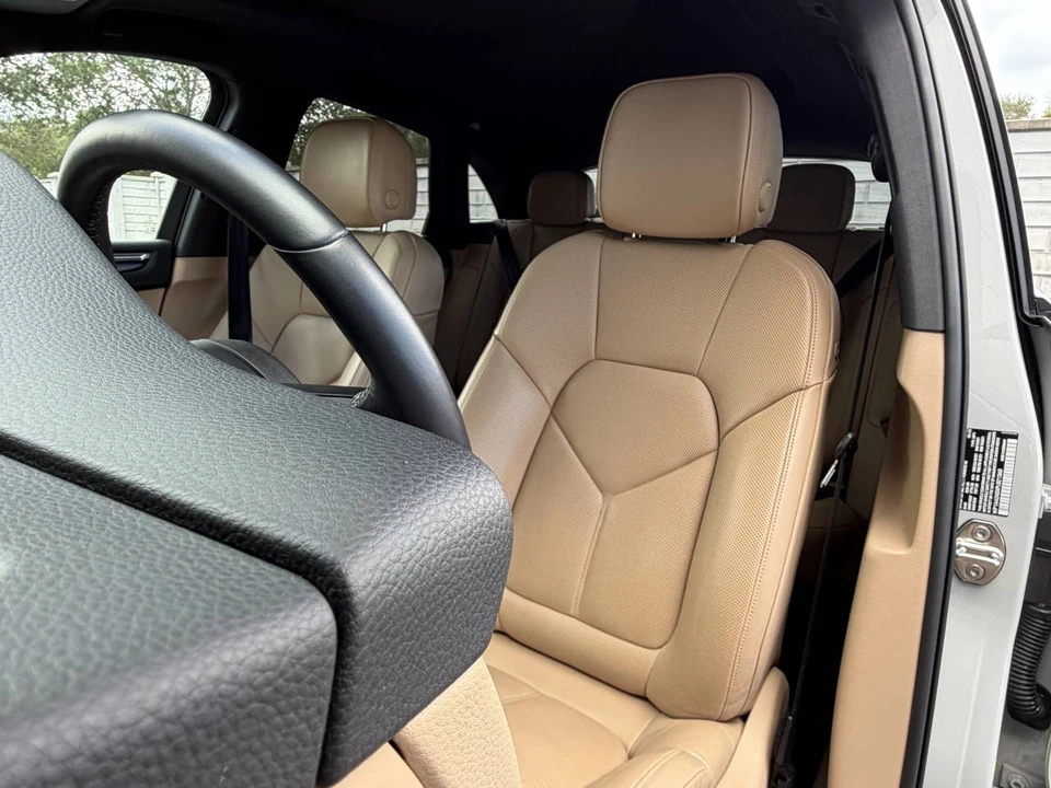 2023 Porsche Macan T - Image 4 of 5