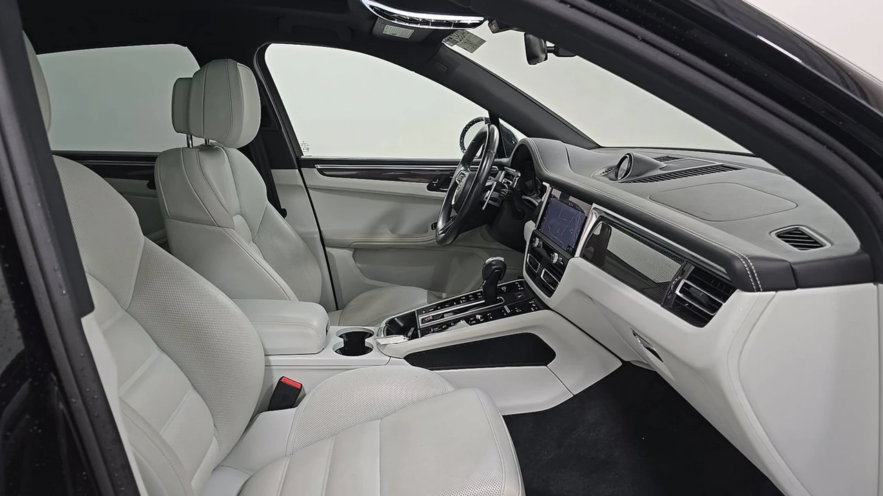 2023 Porsche Macan - Image 9 of 12