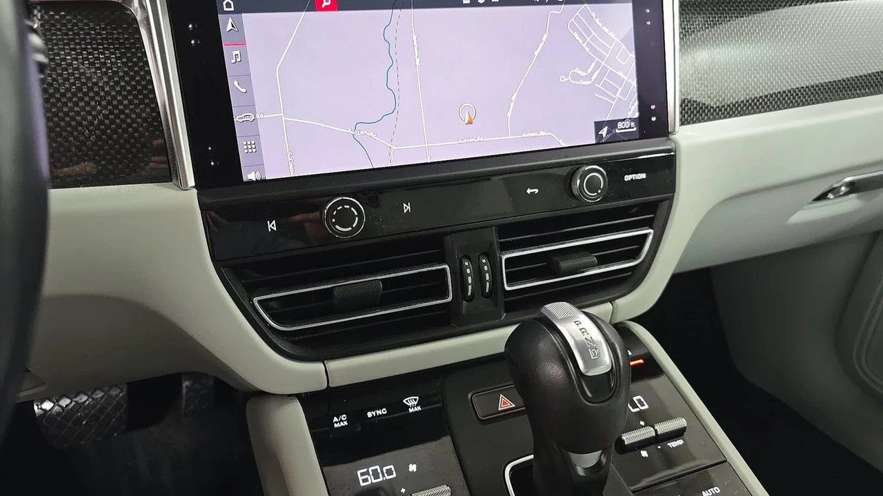 2023 Porsche Macan - Image 10 of 12