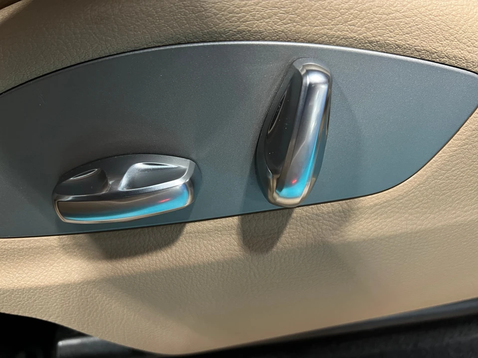 2023 Porsche Macan - Image 2 of 31