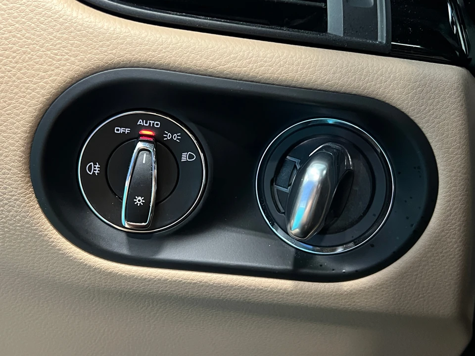 2023 Porsche Macan - Image 5 of 31