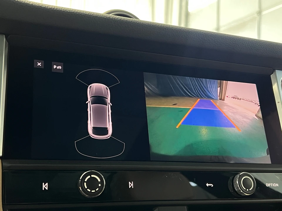 2023 Porsche Macan - Image 15 of 31