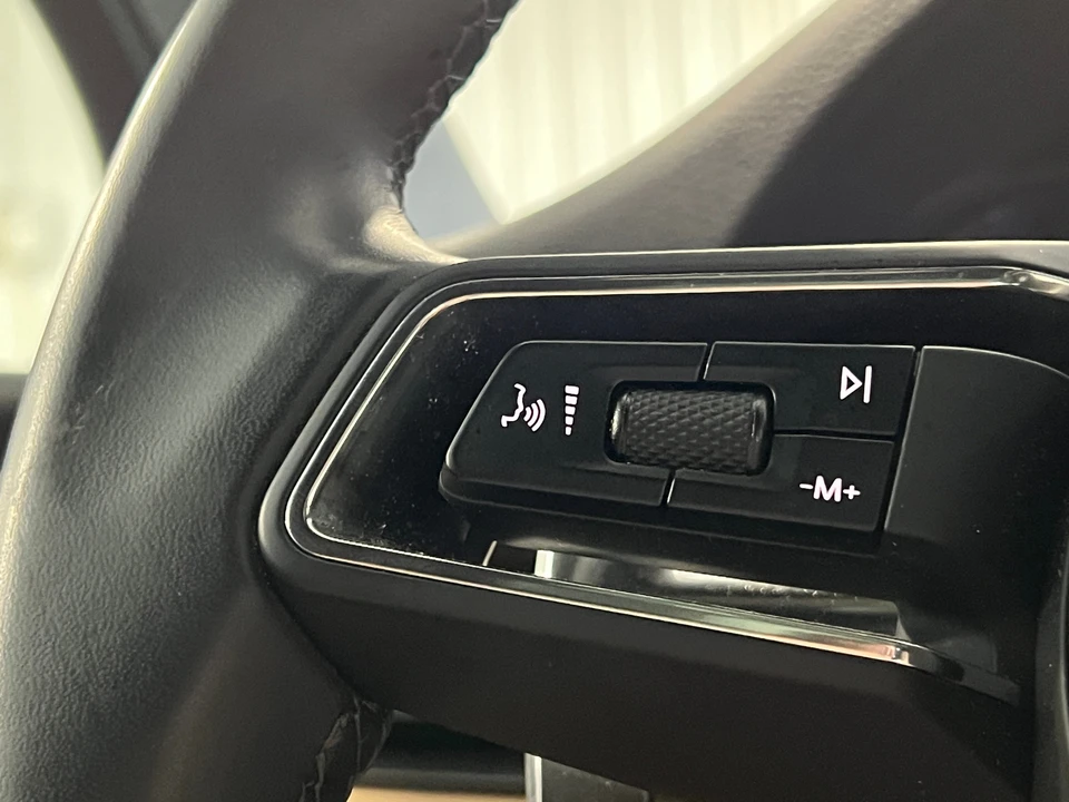 2023 Porsche Macan - Image 19 of 31