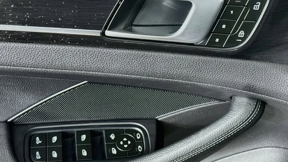 2023 Porsche 971 Panamera - Image 17 of 20