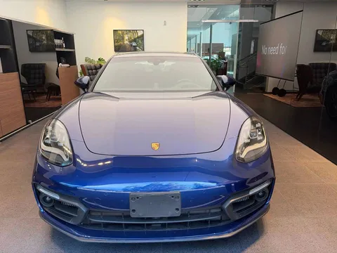 2023 Porsche Panamera Platinum Edition