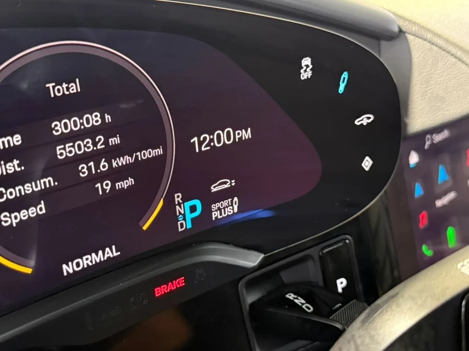 2023 Porsche Taycan - Image 24 of 31
