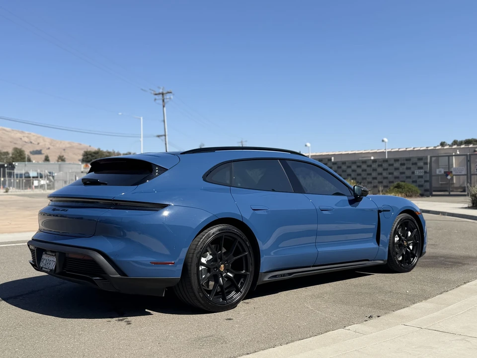 2023 Porsche Taycan Cross Turismo - Image 18 of 31