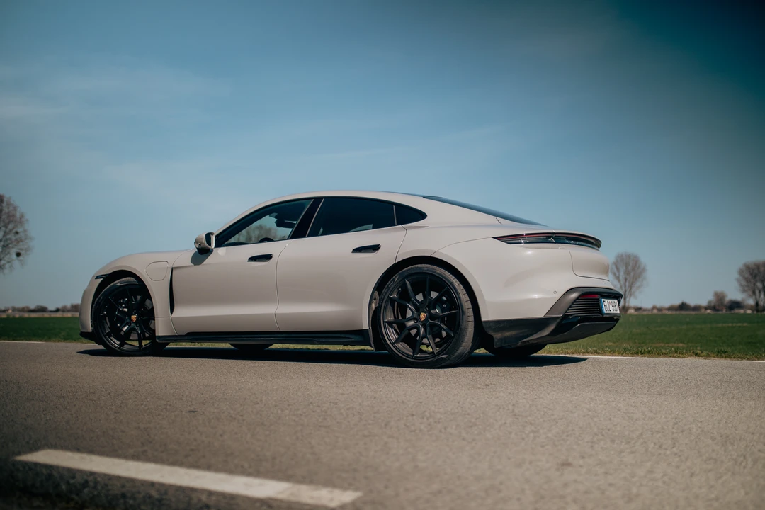 2023 Porsche Taycan GTS - Image 19 of 31