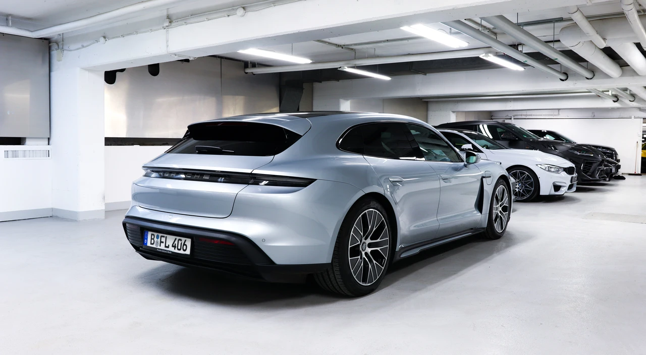 2023 Porsche Taycan - Image 10 of 31