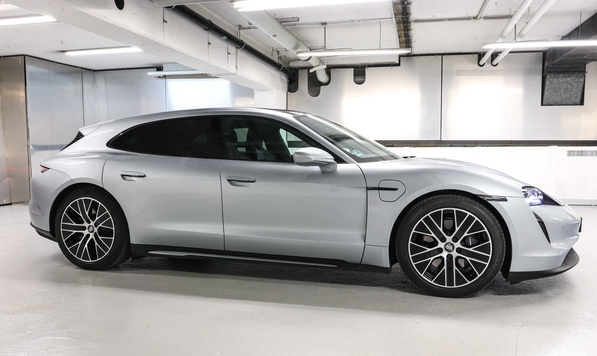2023 Porsche Taycan - Image 14 of 31