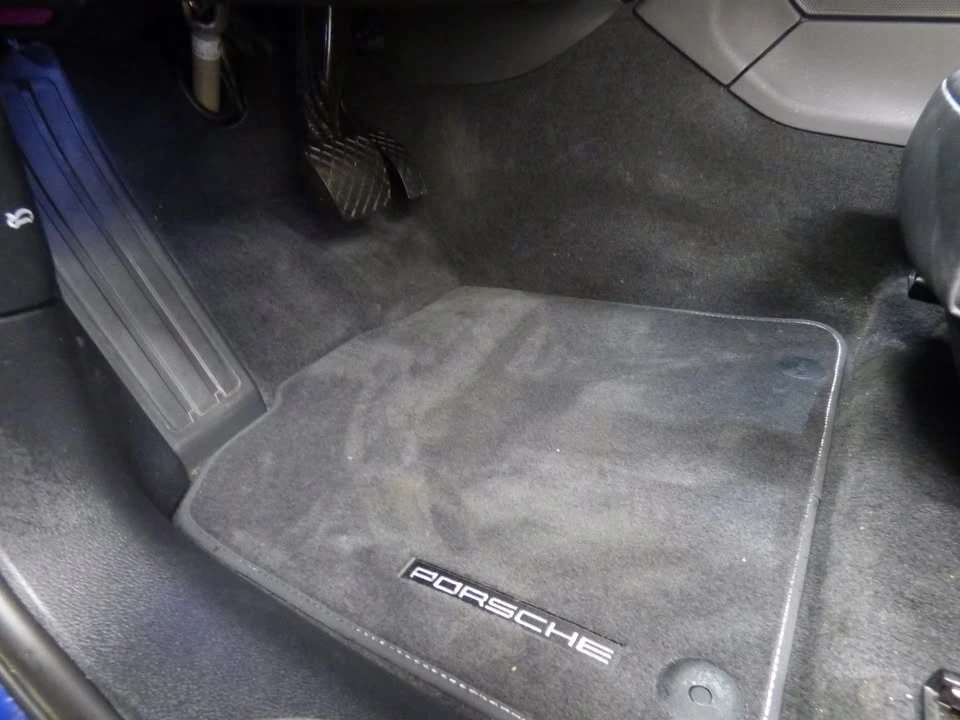 2023 Porsche Macan - Image 18 of 20