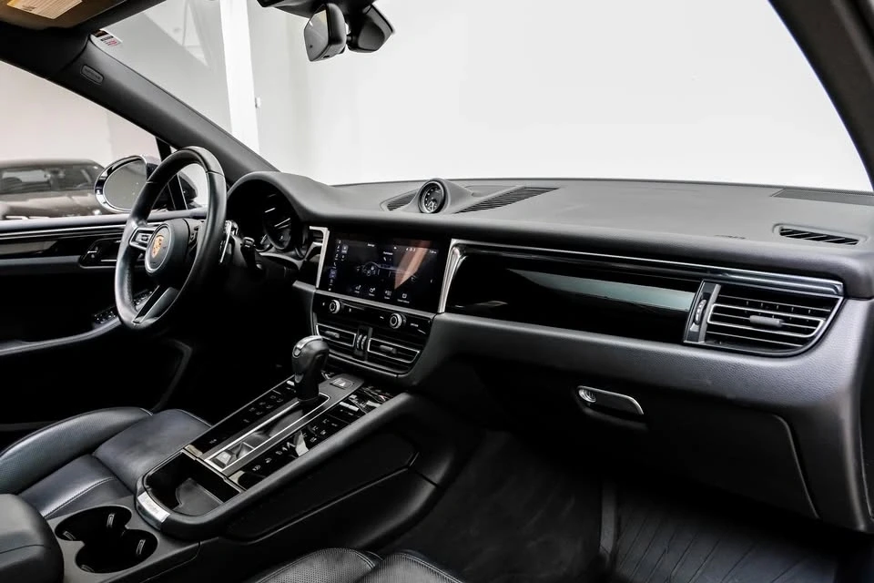 2023 Porsche Macan - Image 18 of 20