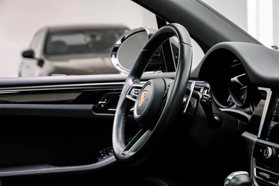 2023 Porsche Macan - Image 18 of 19
