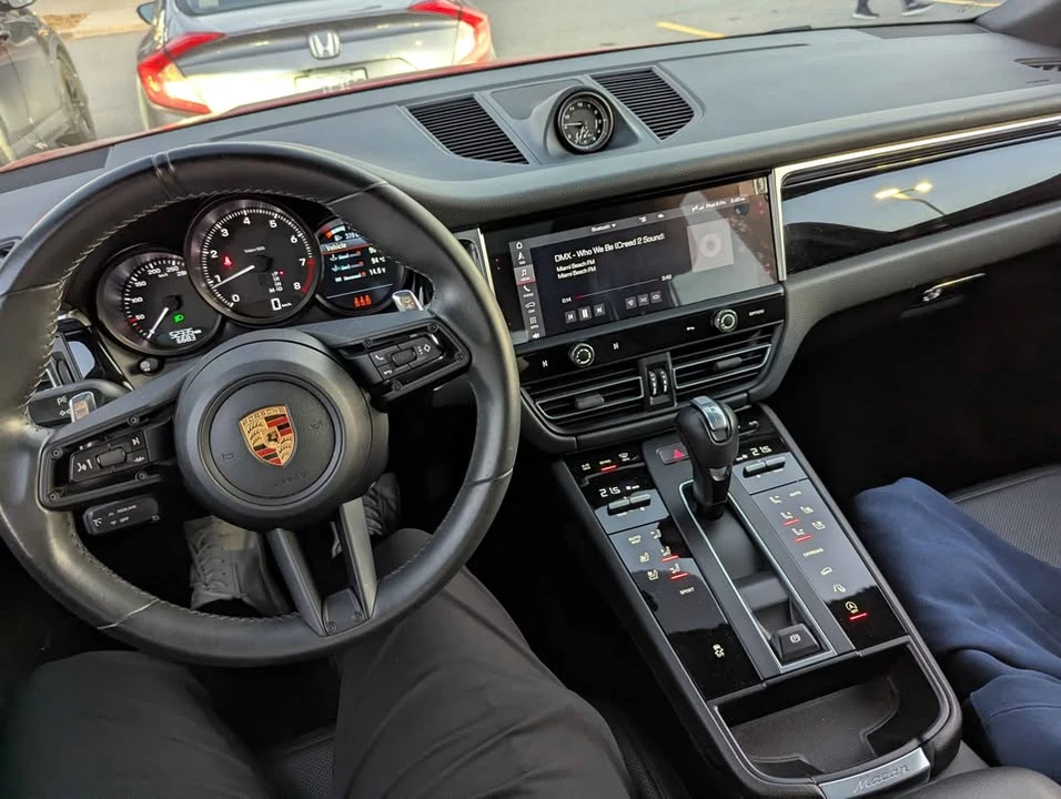 2023 Porsche Macan - Image 16 of 19