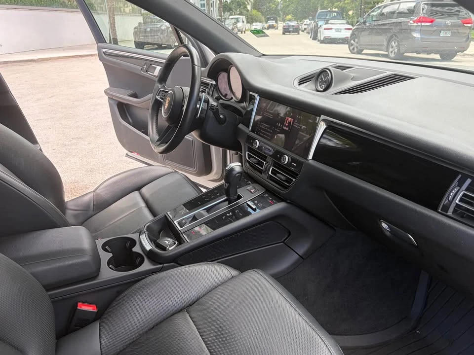 2023 Porsche Macan - Image 7 of 8