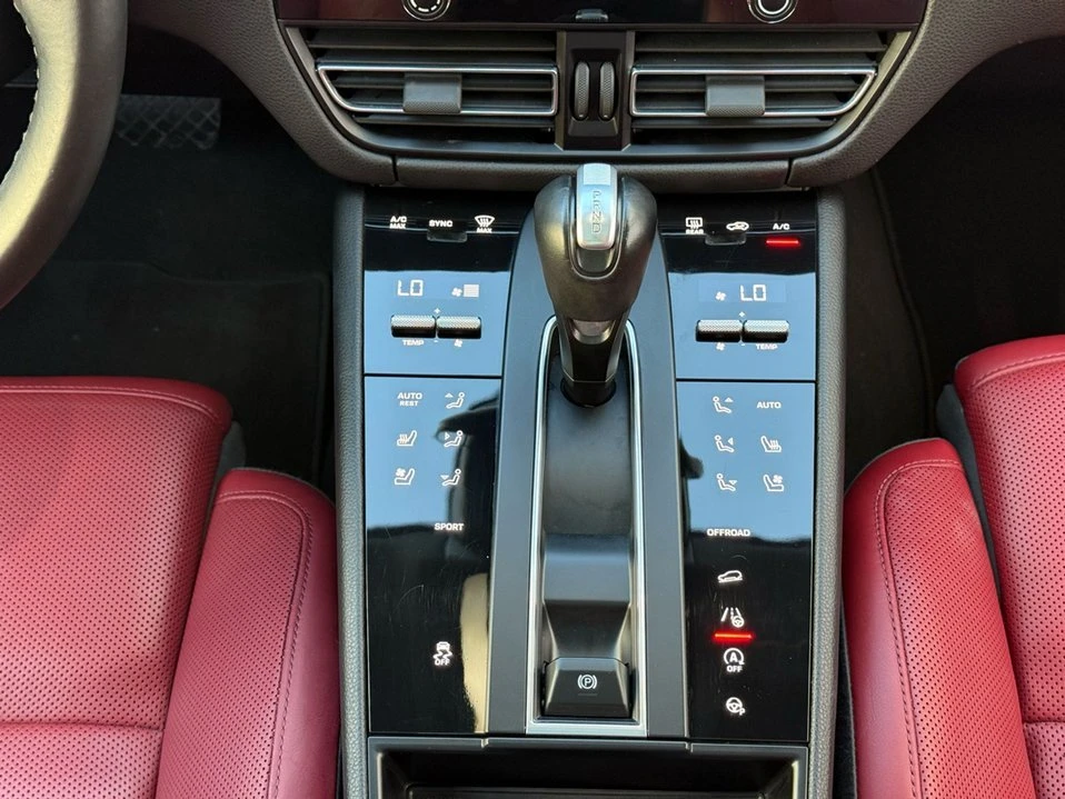 2023 Porsche Macan - Image 17 of 19