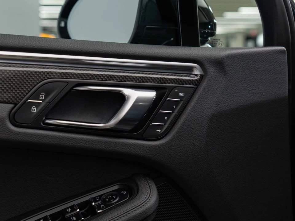 2023 Porsche Macan - Image 16 of 20
