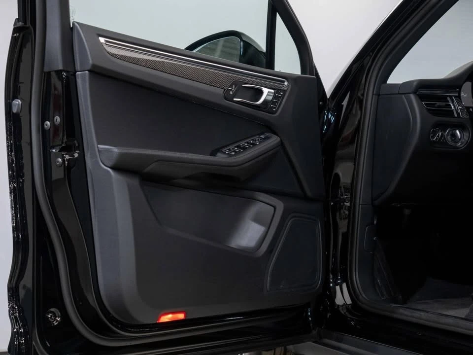 2023 Porsche Macan - Image 15 of 20