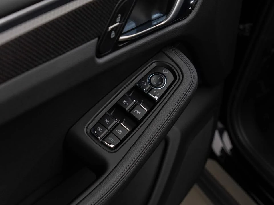 2023 Porsche Macan - Image 17 of 20