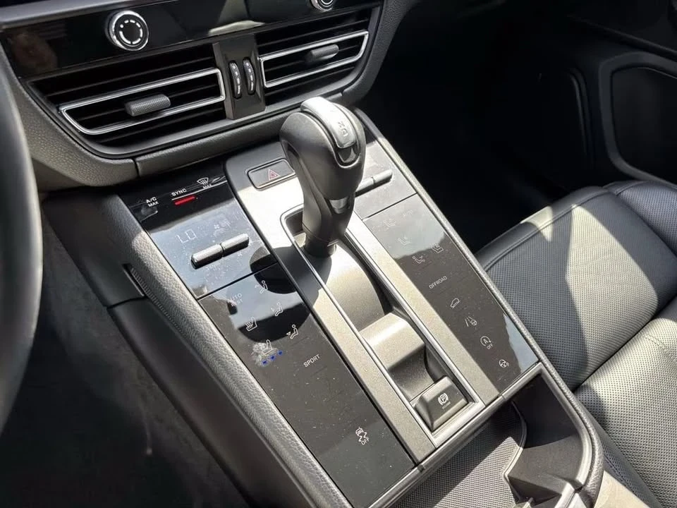 2023 Porsche Macan - Image 11 of 13