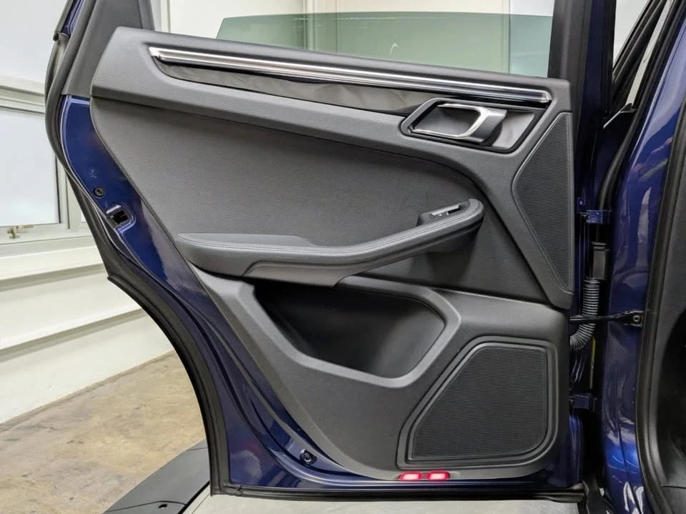 2023 Porsche Macan - Image 17 of 20