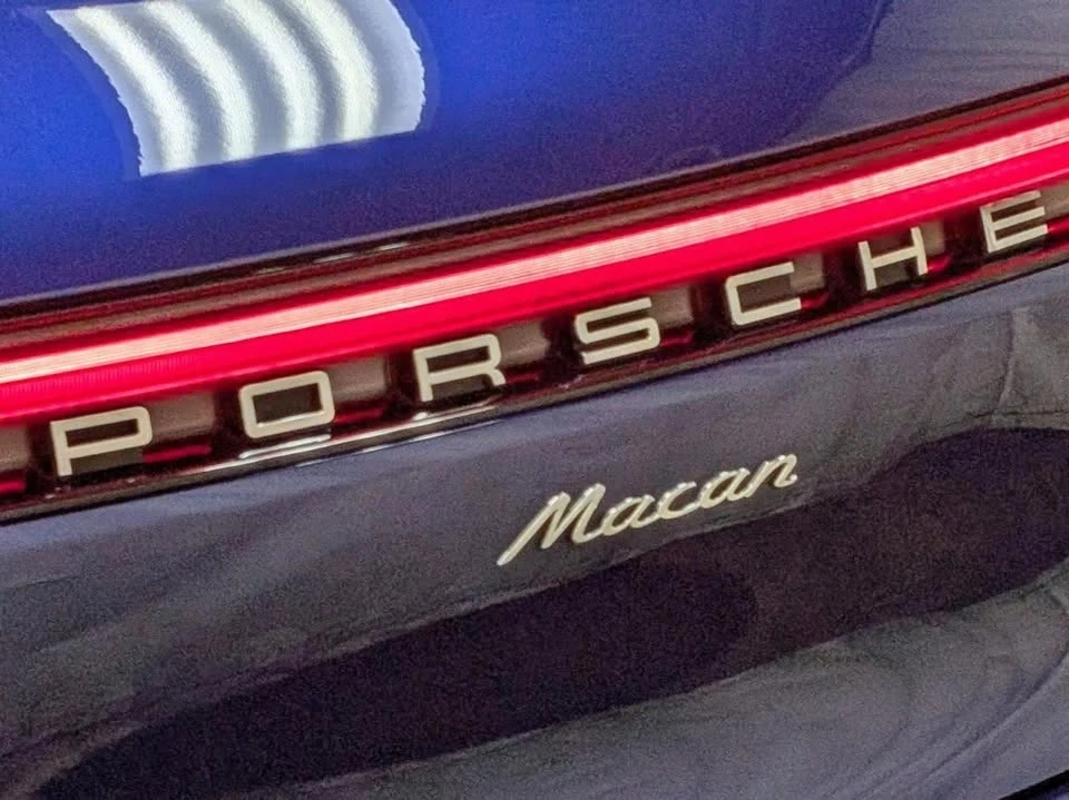 2023 Porsche Macan - Image 11 of 20
