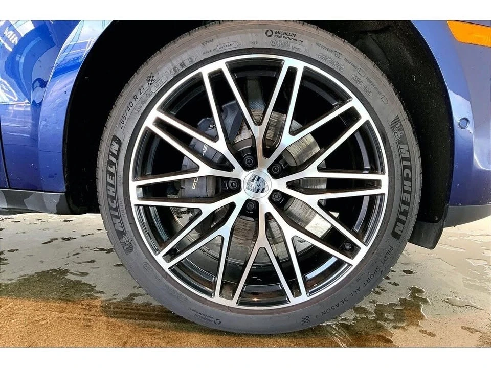 2023 Porsche Macan - Image 15 of 19