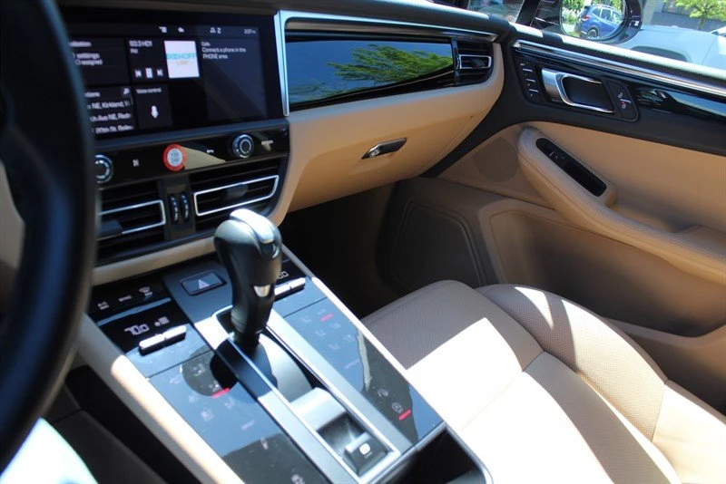 2023 Porsche Macan - Image 17 of 19