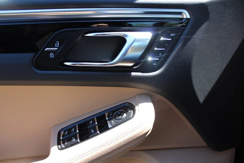 2023 Porsche Macan - Image 18 of 19