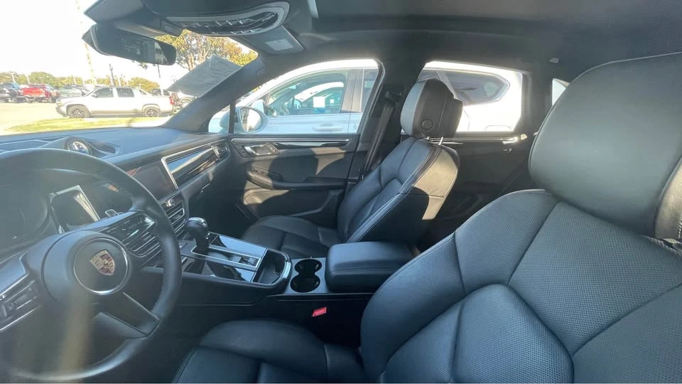 2023 Porsche Macan - Image 6 of 7