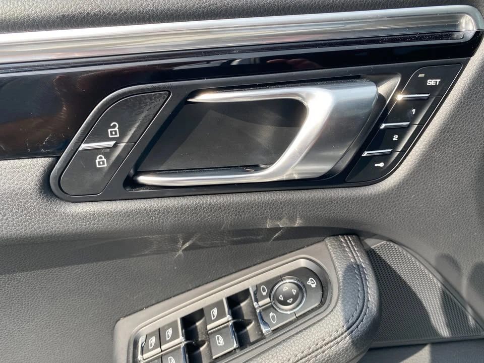 2023 Porsche Macan - Image 14 of 18