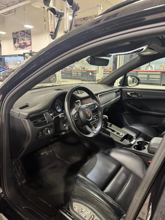 2023 Porsche Macan - Image 5 of 10