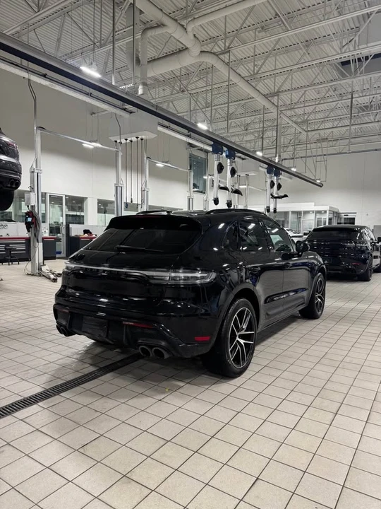 2023 Porsche Macan - Image 3 of 10