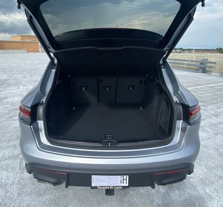 2023 Porsche Macan - Image 8 of 18