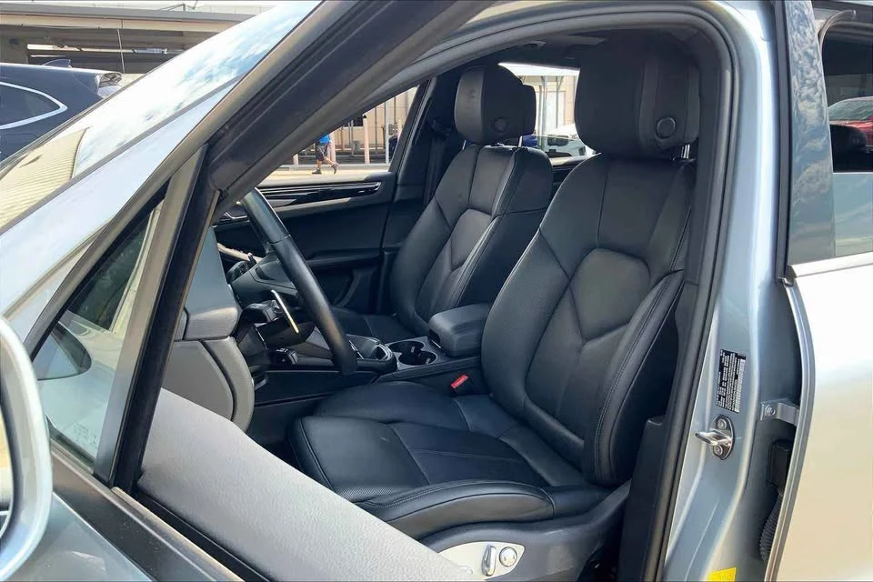 2023 Porsche Macan - Image 5 of 7