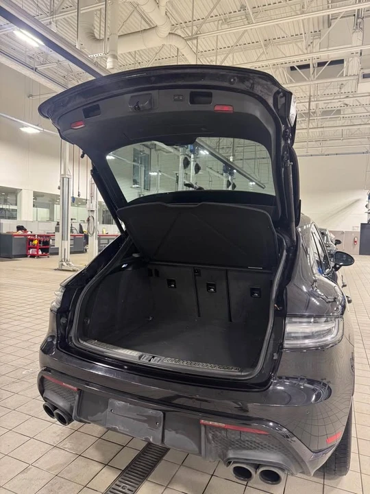 2023 Porsche Macan - Image 9 of 10