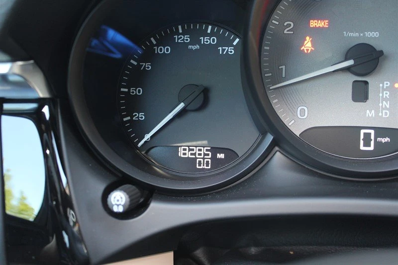 2023 Porsche Macan - Image 9 of 19