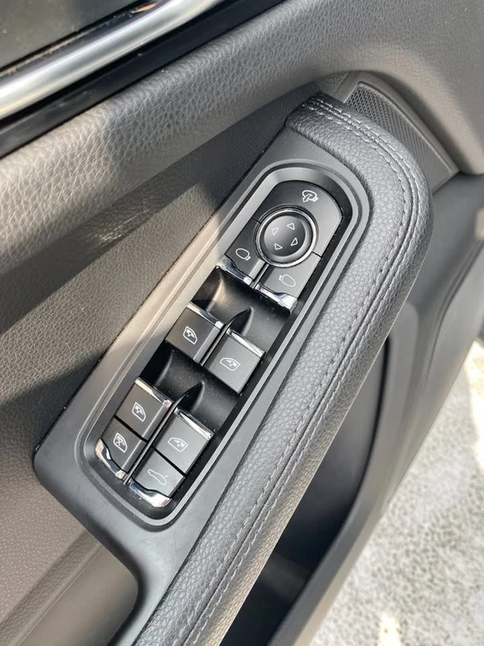 2023 Porsche Macan - Image 13 of 18