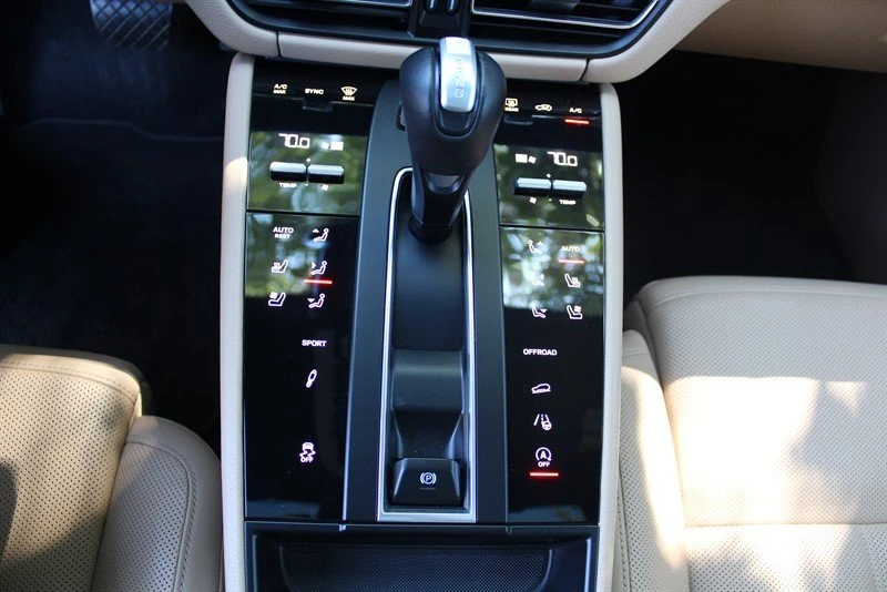 2023 Porsche Macan - Image 15 of 19
