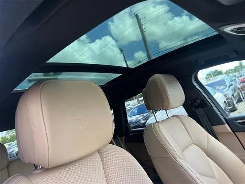 2023 Porsche Macan - Image 14 of 18
