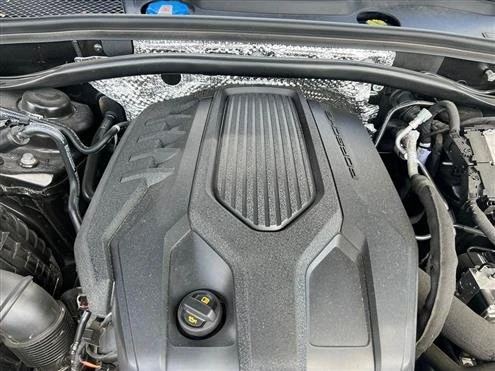 2023 Porsche Macan - Image 17 of 18