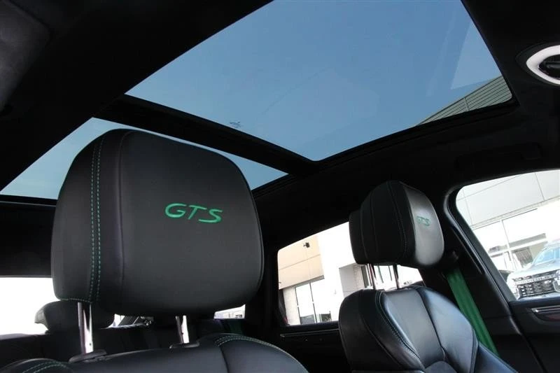 2023 Porsche Macan - Image 19 of 20