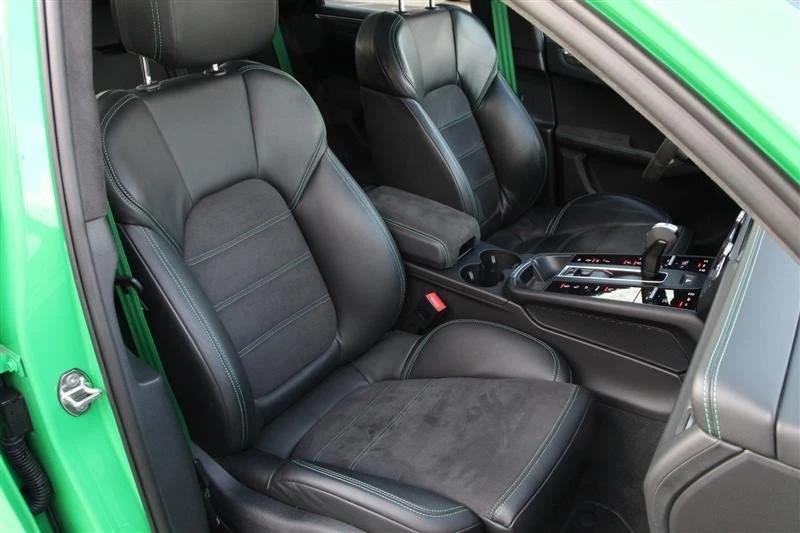 2023 Porsche Macan - Image 18 of 20