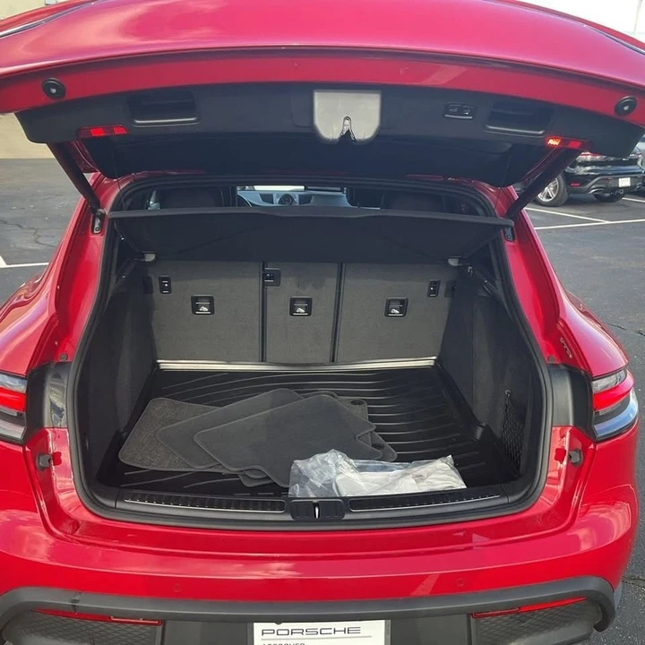 2023 Porsche Macan - Image 11 of 13