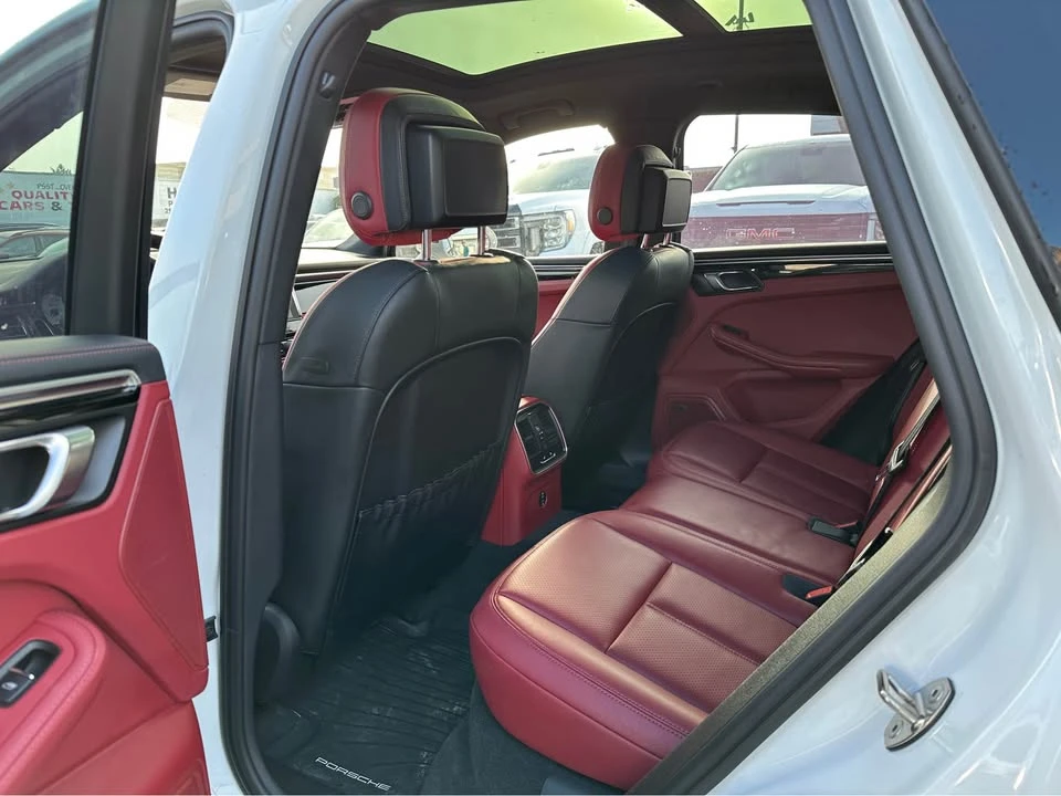 2023 Porsche Macan - Image 19 of 20
