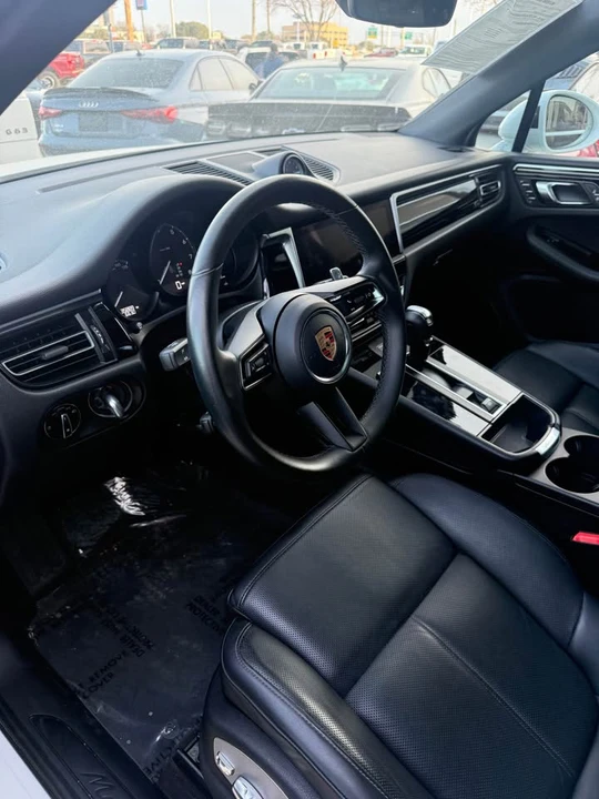 2023 Porsche Macan - Image 4 of 5