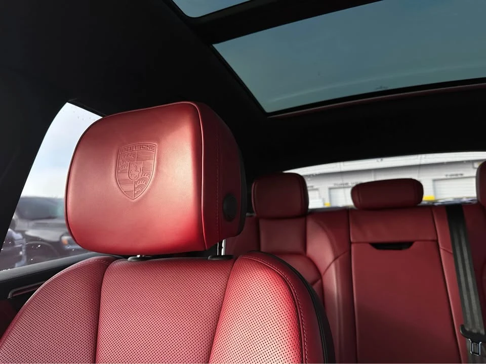 2023 Porsche Macan - Image 15 of 20