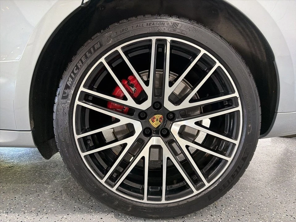 2023 Porsche Macan - Image 12 of 20